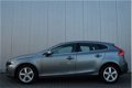 Volvo V40 - 2.0 D4 190pk Momentum Business Half Leder, Full Map Navi, LED, PDC, Dealer Onderhouden - 1 - Thumbnail