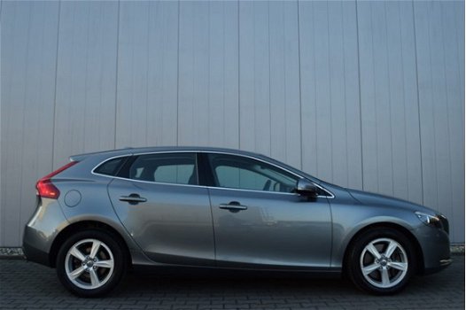 Volvo V40 - 2.0 D4 190pk Momentum Business Half Leder, Full Map Navi, LED, PDC, Dealer Onderhouden - 1