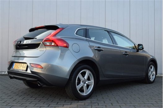 Volvo V40 - 2.0 D4 190pk Momentum Business Half Leder, Full Map Navi, LED, PDC, Dealer Onderhouden - 1