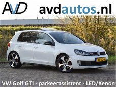 Volkswagen Golf - 2.0 GTI / parkeerassistent / glazen schuifdak / stoelverwarming / F1-schakeling op