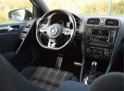 Volkswagen Golf - 2.0 GTI / parkeerassistent / glazen schuifdak / stoelverwarming / F1-schakeling op - 1