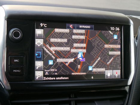 Peugeot 2008 - 1.2 PureTech 82pk Blue Lion met Navigatie en Panoramadak - 1