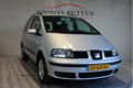 Seat Alhambra - 2.8 V6 Signo 2000/ NAP/ PDC/ Trekhaak/ Cruise/ Clima/ 6bak/ Elek ramen + Spiegels/ O - 1 - Thumbnail