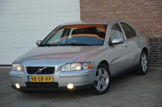 Volvo S60 - 2.4 D5 Kinetic Aut. Navi Clima Trekhaak NAP APK - 1