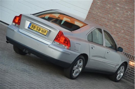 Volvo S60 - 2.4 D5 Kinetic Aut. Navi Clima Trekhaak NAP APK - 1