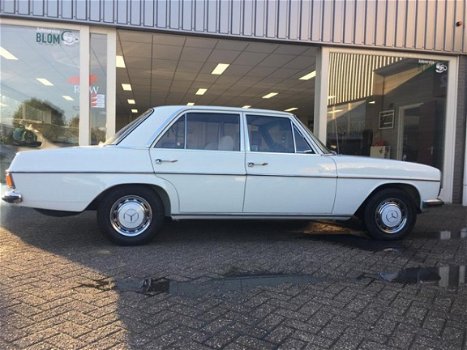 Mercedes-Benz 200-serie - 200 D - 1