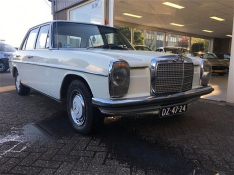 Mercedes-Benz 200-serie - 200 D - 1