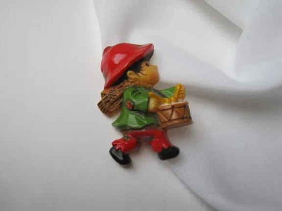 Broche Hallmark jongen met trommel 5.0x3.7 cm - nr. 1