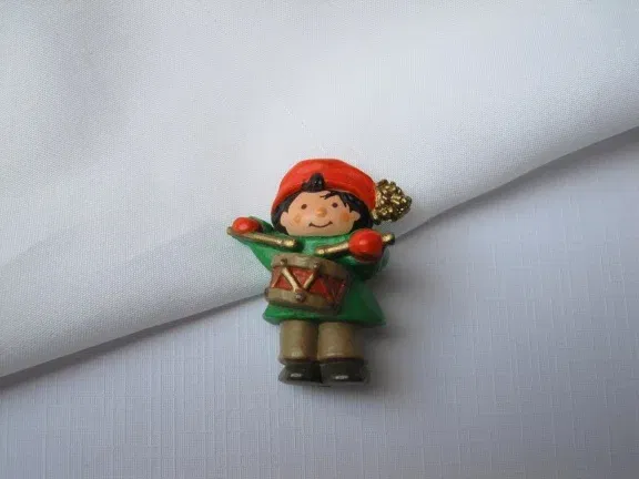 Broche Hallmark jongen met trommel 4.0x3.3 cm - nr. 1