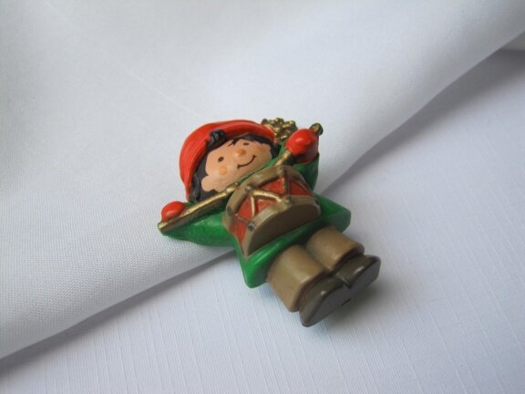 Broche Hallmark jongen met trommel 4.0x3.3 cm - Afbeelding 2