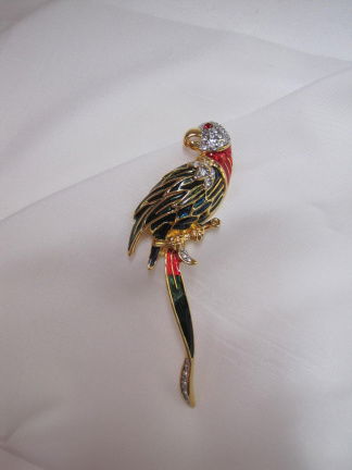 Broche Park Lane goudkleurige papegaai met rood groen blauw emaille en lange staart 8.7x2.6 cm. - nr. 1