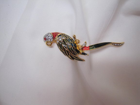 Broche Park Lane goudkleurige papegaai met rood groen blauw emaille en lange staart 8.7x2.6 cm. - Afbeelding 4