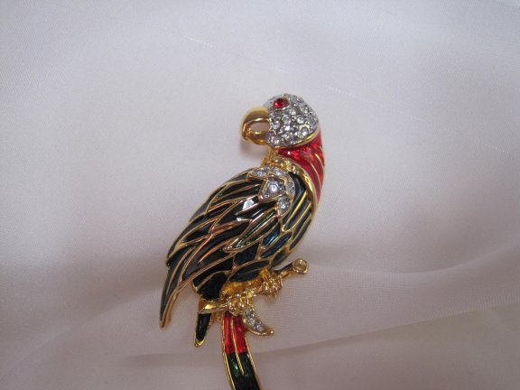 Broche Park Lane goudkleurige papegaai met rood groen blauw emaille en lange staart 8.7x2.6 cm. - Afbeelding 5
