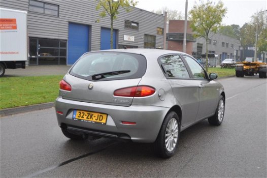 Alfa Romeo 147 - 1.6 T. Spark 5-DEURS/LEDER/NAVIGATIE - 1