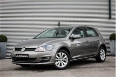 Volkswagen Golf - Comfortline 1.6 TDI 110pk Navigatie Parkeersensoren DAB Cruise control Climatronic