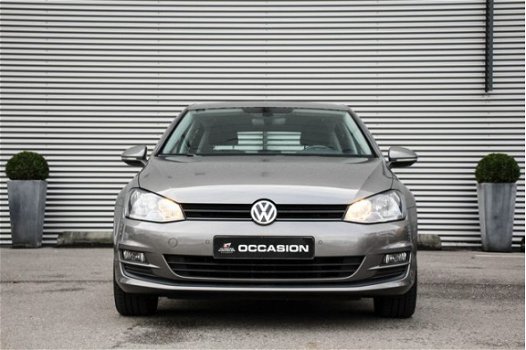 Volkswagen Golf - Comfortline 1.6 TDI 110pk Navigatie Parkeersensoren DAB Cruise control Climatronic - 1