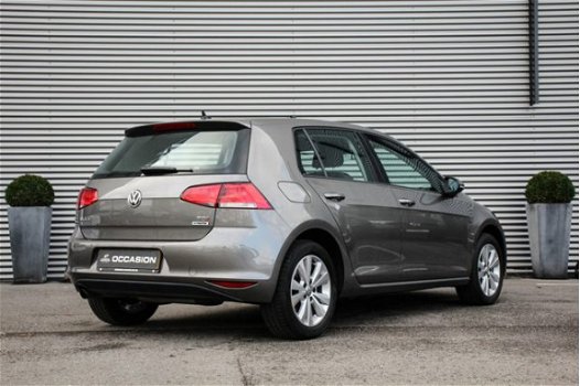 Volkswagen Golf - Comfortline 1.6 TDI 110pk Navigatie Parkeersensoren DAB Cruise control Climatronic - 1