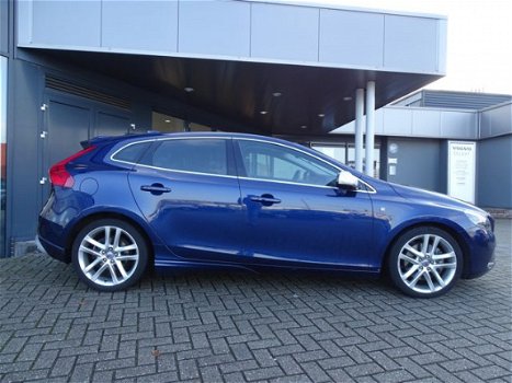 Volvo V40 - D4 Ocean Race / Intellisafe / Security / Scandinavian Full option - 1