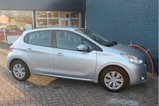 Peugeot 208 - 5drs 1.2 VTi Envy | Navigatie | ECC | Parkeersensoren | - 1