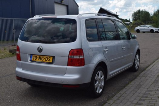 Volkswagen Touran - 1.6-16V FSI Highline | Clima | Navi | APK 6-2020 - 1