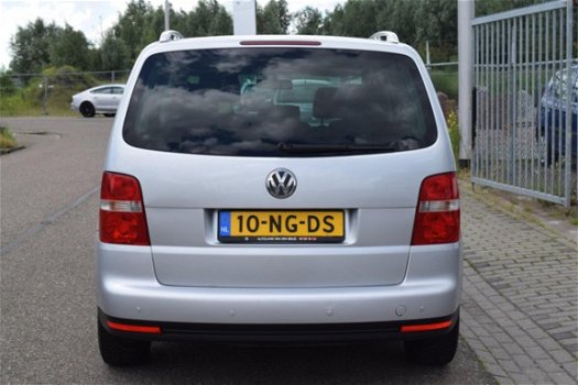 Volkswagen Touran - 1.6-16V FSI Highline | Clima | Navi | APK 6-2020 - 1