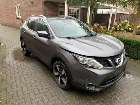 Nissan Qashqai - 1.2 N-Connecta met lichte voorschade - 1