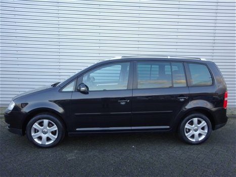 Volkswagen Touran - 2.0-16V FSI Highline - 1