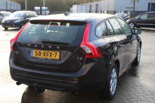 Volvo V60 - 1.6 T3 Kinetic airco, climate control, navigatie, radio cd speler, lederen interieur, cr - 1