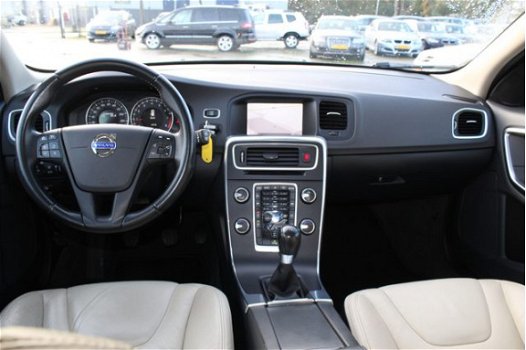 Volvo V60 - 1.6 T3 Kinetic airco, climate control, navigatie, radio cd speler, lederen interieur, cr - 1