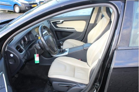 Volvo V60 - 1.6 T3 Kinetic airco, climate control, navigatie, radio cd speler, lederen interieur, cr - 1