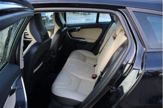 Volvo V60 - 1.6 T3 Kinetic airco, climate control, navigatie, radio cd speler, lederen interieur, cr - 1