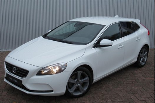 Volvo V40 - 1.6 T3 150PK Momentum Park Assist camera 17 inch Navi - 1