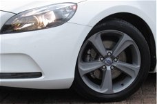 Volvo V40 - 1.6 T3 150PK Momentum Park Assist camera 17 inch Navi