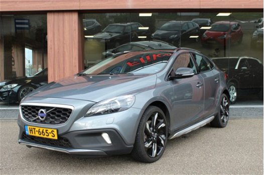 Volvo V40 Cross Country - 2.0 T3 Momentum - 1