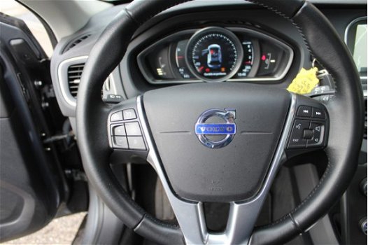 Volvo V40 Cross Country - 2.0 T3 Momentum - 1