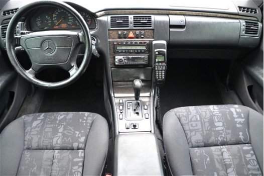 Mercedes-Benz E-klasse - 240 Avantgarde Automaat Xenon Airco - 1