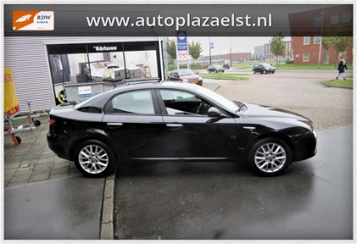 Alfa Romeo 159 - 1.9 JTS Distinctive /zeer mooie en goed onderhouden/airco/lage km+nap+nw apk - 1