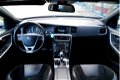 Volvo V60 - 2.0 D3 110kW/150pk Aut6 R-Design BNS CLIMA + CRUISE + NAVI SENSUS + SPORTSTOELEN + LEER/ - 1 - Thumbnail