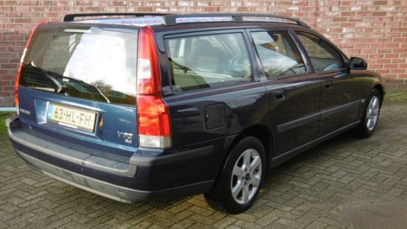 Volvo V70 - 2.4 140PK AUT. Comfortline met NAP - 1