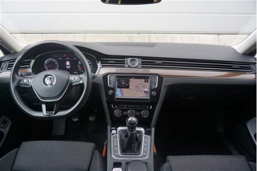 Volkswagen Passat - 1.4 TSI 125pk Business Edition + Navigatie + Achteruitrijcamera - 1