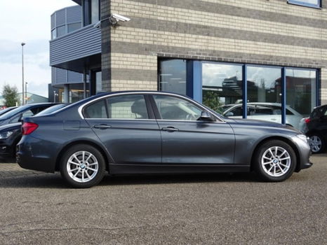 BMW 3-serie - 318d Corporate Lease Essential FULL-MAP NAVI ECC XENON PDC V+A VERWARMDE ZETELS MULTI- - 1