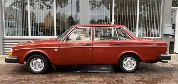 Volvo 244 - 2.1 GL Automaat 1978, Benzine, Sedan, Rood Apk 09-2021 belastingvrij - 1