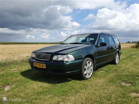 Volvo V70 - 2.5T aut. 7 persoons schuifdak motor en aut. 200.000 km - 1