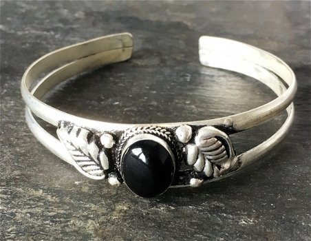 Tibetaans zilveren open armband met Onyx - 1