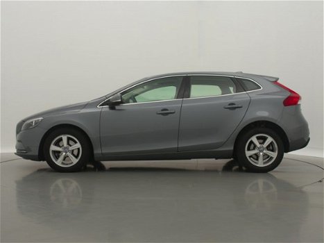 Volvo V40 - 2.0 T2 123PK MOMENTUM / NAVIGATIE / AIRCO / LMV./ STOELVERWARMING - 1