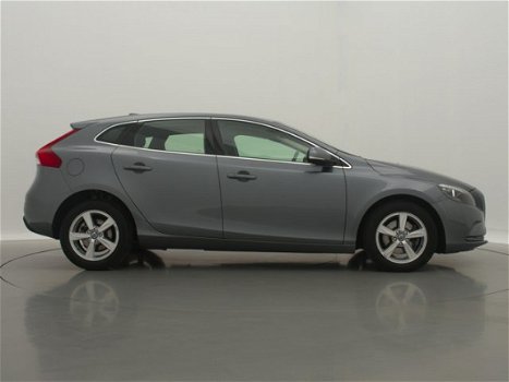 Volvo V40 - 2.0 T2 123PK MOMENTUM / NAVIGATIE / AIRCO / LMV./ STOELVERWARMING - 1