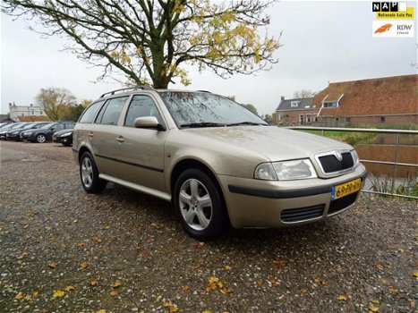 Skoda Octavia Combi - 1.6 Celebrate Met Clima + Cruise Nu € 2.250, - 1