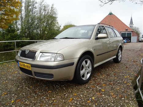 Skoda Octavia Combi - 1.6 Celebrate Met Clima + Cruise Nu € 2.250, - 1