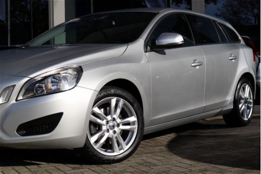 Volvo V60 - 1.6 T3 Momentum | Trekhaak | Navigatie | Bluetooth - 1