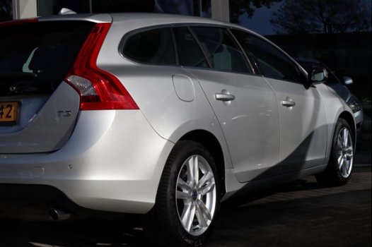 Volvo V60 - 1.6 T3 Momentum | Trekhaak | Navigatie | Bluetooth - 1